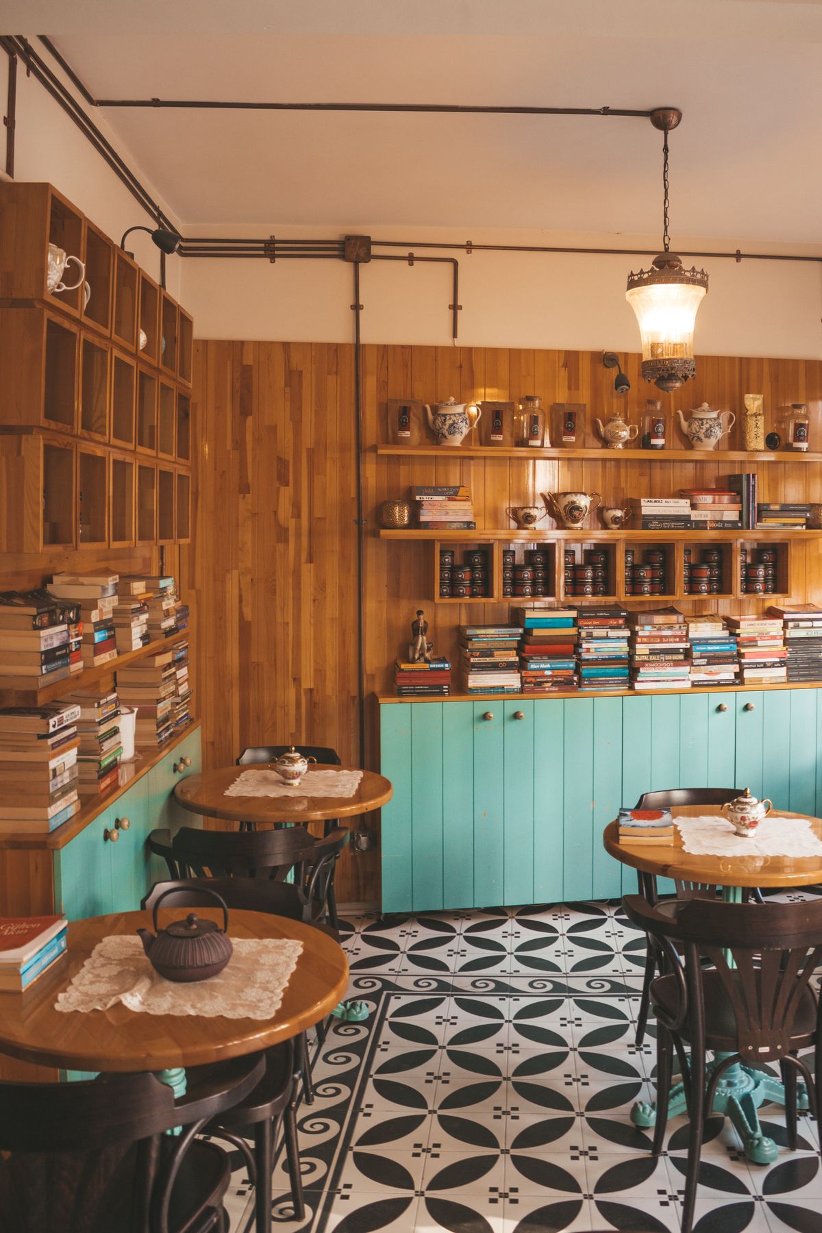 木のぬくもりあふれる店内